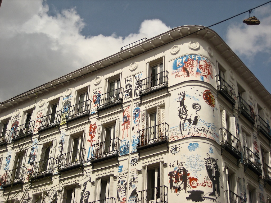 Todo es Felicidad Edificio en calle Orellana esquina con Campoamor, pintado por Jack Babiloni