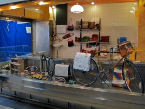 Maniobras Reciclantes Puesto de artesanía y regalos en el Mercado de San Fernando