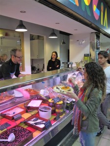 Comida griega para llevar en el Mercado de San Fernando