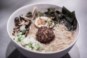 Miso Dashi con albóndiga vegana de Bolero Meatballs
