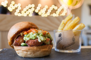 Burger caribeña con gambón y guacamole.