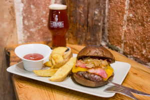Hamburguesa maridada con cerveza artesana.