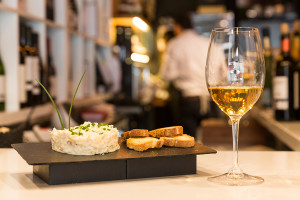 Ensaladilla y vino de Jerez