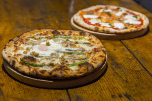 Pizza de trigueros y pizza margarita.