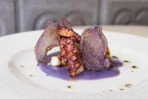 Pata de pulpo patata de violeta y trufa