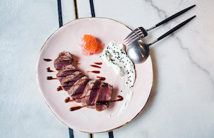 Tataki de atún de almadraba con jengibre y yogur de wasabi.