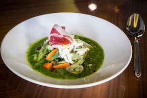 Menestra de verduras semiguisadas con jamón y su jugo.