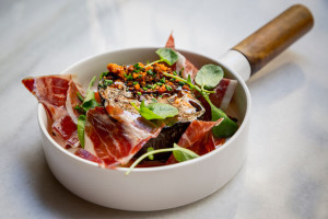 recreo-berenjena-con-jamon-iberico-migas-pimenton-y-berros