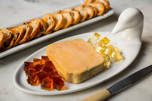 Foie micuit con dos tipos de gelatinas y pan de pasas y nueces.