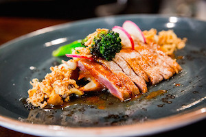 restaurante cocina de mercado Chamberí EL INGREDIENTE Lomo bajo de ternera con setas chinas y salsa de anticucho