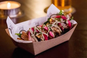 El Ideal bar de tapas y coctelería Malasaña EL IDEAL Bocata de cabezada con berenjena ahumada y cebolla encurtida