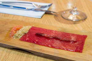 La Barra DeAtun Tomatun, carpaccio de atun con aceite de oliva, salsa teriyaki, tierra de alga wakame y tomate triturado
