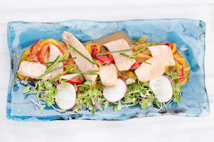 Ensalada de pimientos con ventresca de atún.