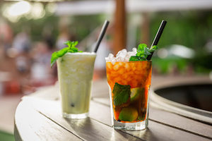 TERRZA ATENAS Batido de pina y coco y mojito