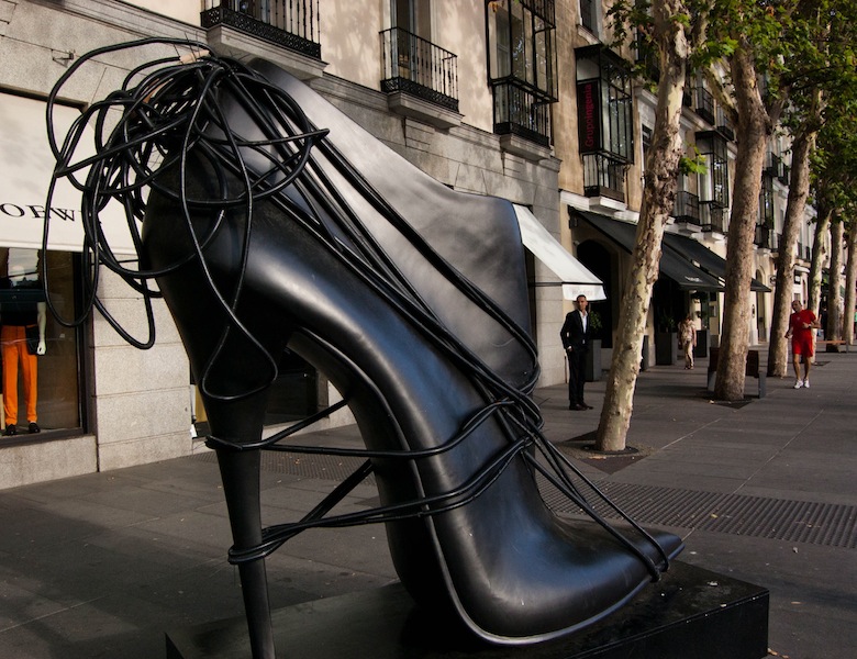 La negra red - Maite Carpena. Zapatos gigantes calle Serrano, Madrid