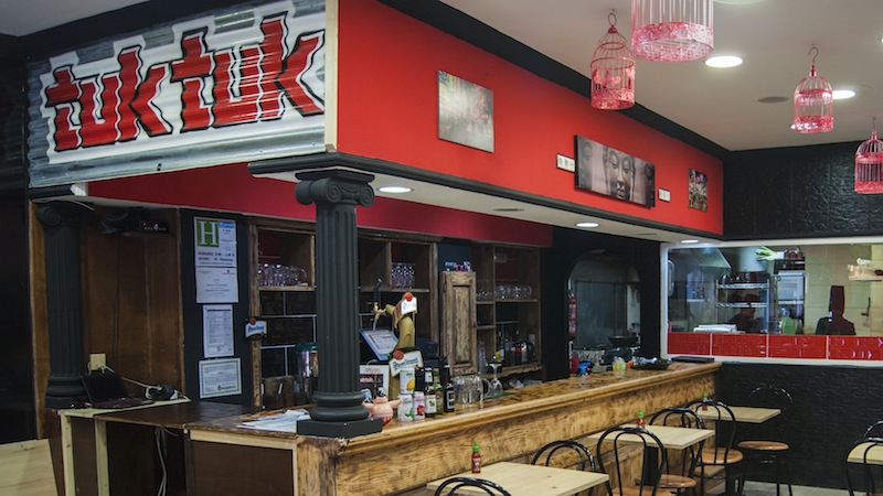 Restaurante de comida callejera asiática Tuk Tuk