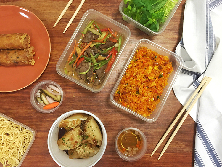 Deliveroo te lleva a casa o a la oficina la mejor comida de los restaurantes de Madrid. Busca una excusa y haz tu pedido utilizando el código de descuento.