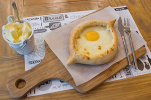 khachapuri-3-tipos-de-queso-huevo-y-mantequilla-en-horno