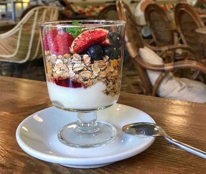 MANDIOCA yogur con nuesli arandanos frambuesas e higos