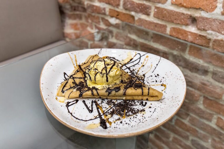 MIMIS CREPERIA Crepe de galleta oreo, chocolate, helado de vainilla y caramelo