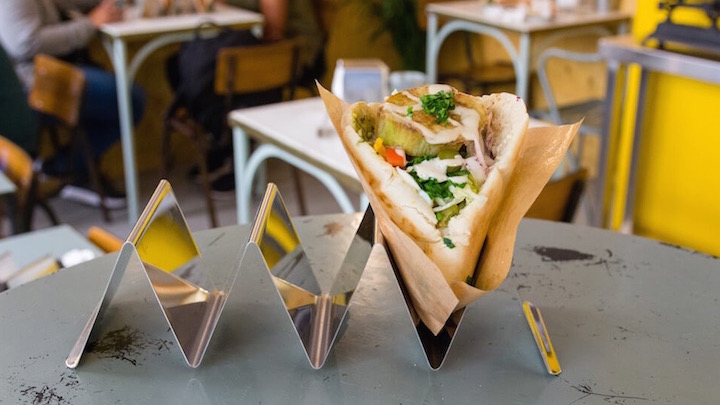 La Falafelería, cocina healthy de Israel a Malasaña. Sabij, pita rellena de berenjena crujiente, huevo duro, hummus y ensalada