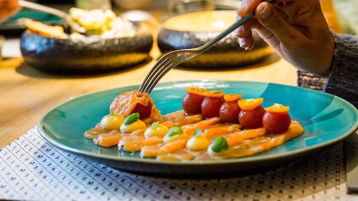 HAKE MATE Sashimi de salmon con cherry confitado, naranja cumquat y mayonesa de miso y yuzu B