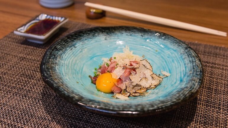 IKIGAI tartar de toro de atun con huevo de codorniz y trufa rallada