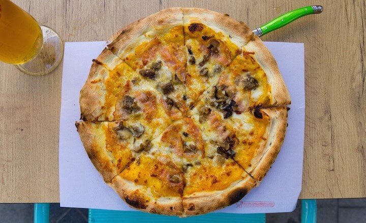 NUDA PIZZA Pizza Guanciale, con crema de calabaza, guanciale curado, mezcla de boletus y gorconzola