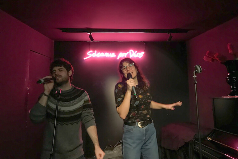SÁCAME POR DIOS karaoke y piano bar en Chueca