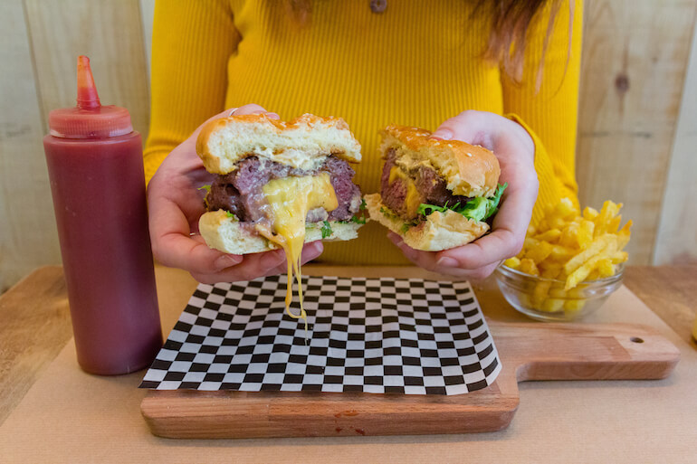 Hamburguesa Juicy Lucy de Pic & Nic con ternera rellena de queso cheddar fundido