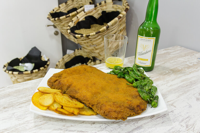 CACHOPO XANTAR ASTUR Cachopo de buey acompañado de patatas fritas caseras y pimientos de Padrón