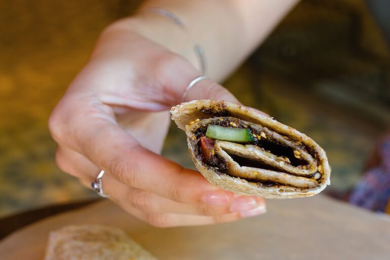 MAKAN Saj Wrap de Tomillo, una combinación de tomate, pepino, tomillo y menta
