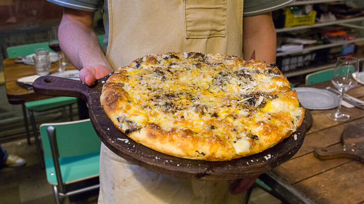 PIZZA POSTA pizza Posta que lleva mozzarella, portobellos, huevo, trufa y parmesano