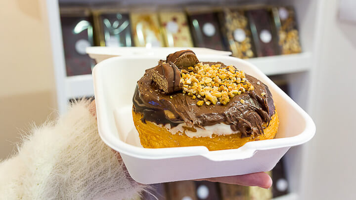 CHÖK the chocolate kitchen Kronut de kinder bueno