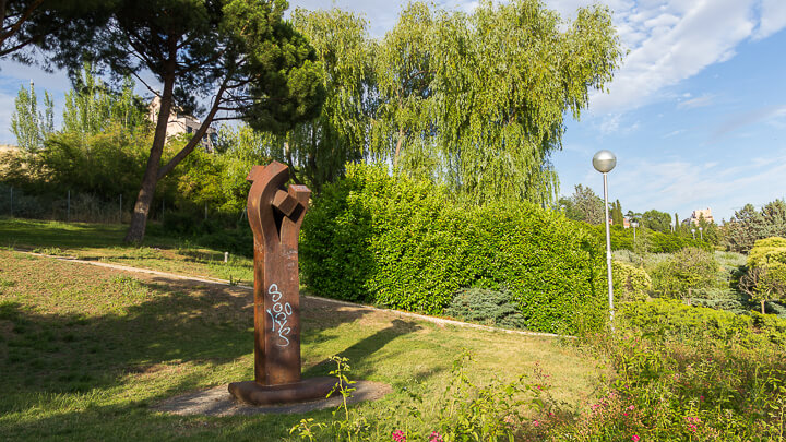 TETUAN PARQUE RODRÍGUEZ SAHAGÚN escultura de Chillida