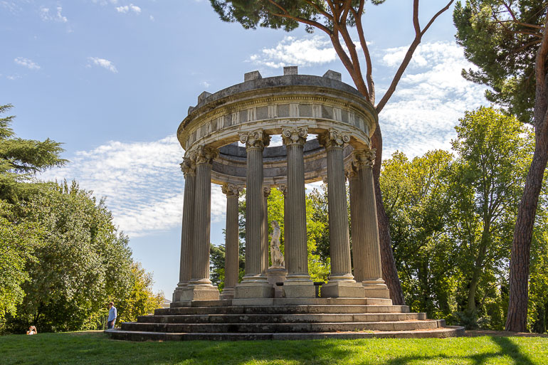 PARQUE DEL CAPRICHO - FRANCIA Templo dedicado a Baco