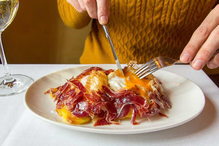 CASA ORELLANA Brunch Castizo huevos fritos con su puntilla, patatas panadera y paletilla ibérica de bellota