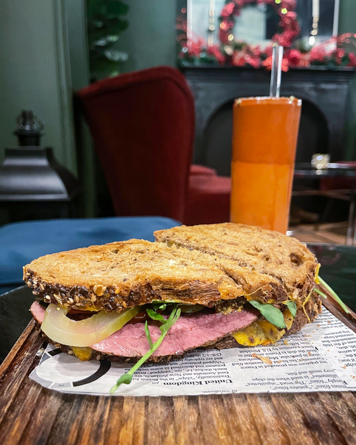 Gil’s Cocktail Bar, cócteles de inspiración clásica y un glorioso sandwich de pastrami