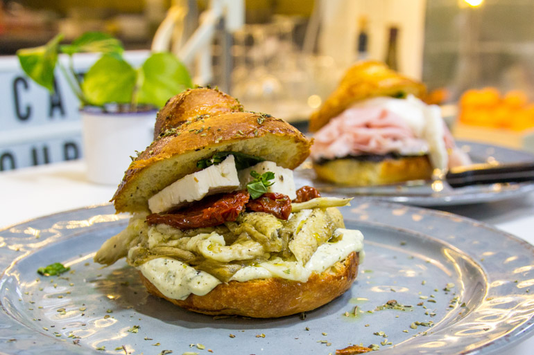 MOÑETES Moñete Margherita con berenjena ahumada, tomates semisecos, queso feta, mayonesa de albahaca y aceite de orégano B