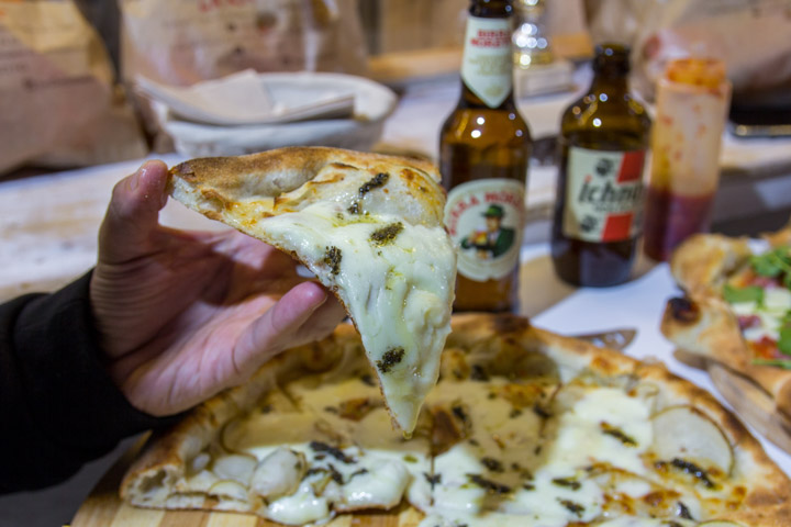 PANDOME Pizza Blanquilla con Pera, mozzarella, queso gorgonzola y aceite de salvia del huerto