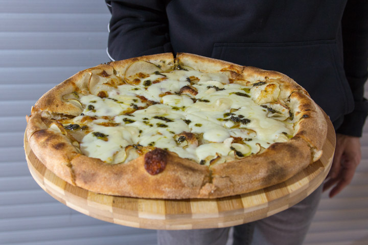 PANDOME Pizza Blanquilla con Pera, mozzarella, queso gorgonzola y aceite de salvia del huerto