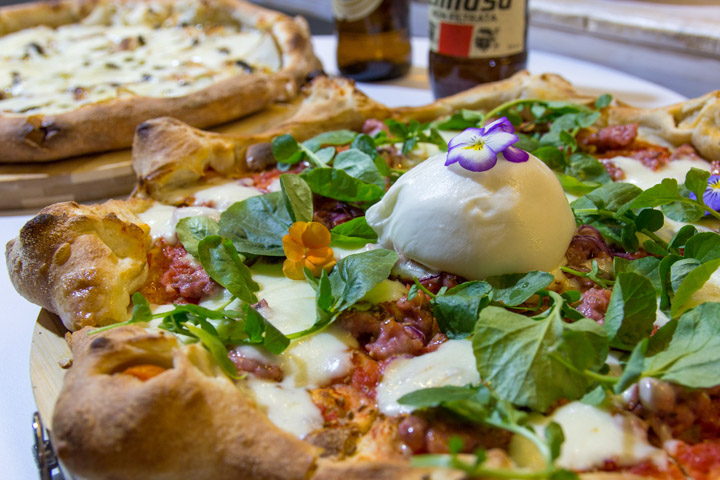 PANDOME Pizza Criolla con Tomate, copos de mozzarella, chorizo criollo, semillas de eneldo y berros