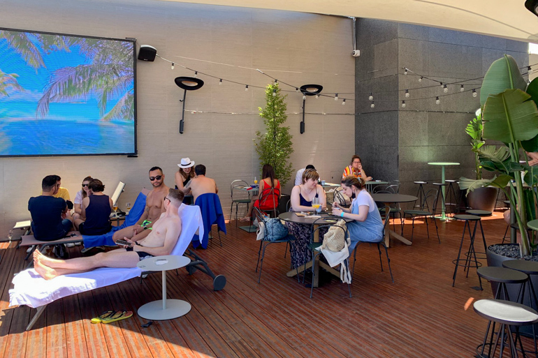 Acqua Brunh, el brunch más refrescante en la piscina del Hotel Índigo