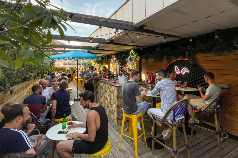 Boite Sky, la terraza más divertida del verano está en Bastardo Hostel