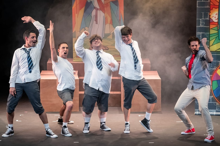 Aterriza en Madrid la comedia argentina Chicos católicos, apostólicos y romanos
