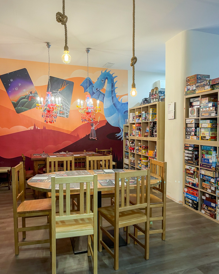 Replay Boardgame Café cenas divertidas y juegos de mesa en un mismo espacio