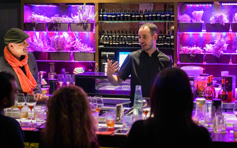 Tardes de cocktelería con brandy Carlos I al son de Angelita Bar