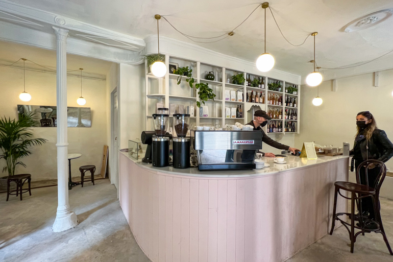 FELIZ Coffee, café de especialidad, vinos naturales y cerámica en Las Letras