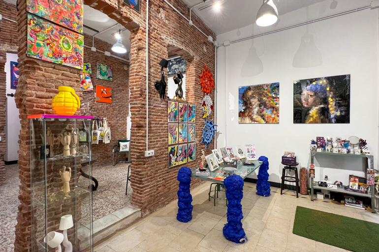 La panARTería, la antigalería que vende arte callejero y chaquetas customizadas en Lavapiés