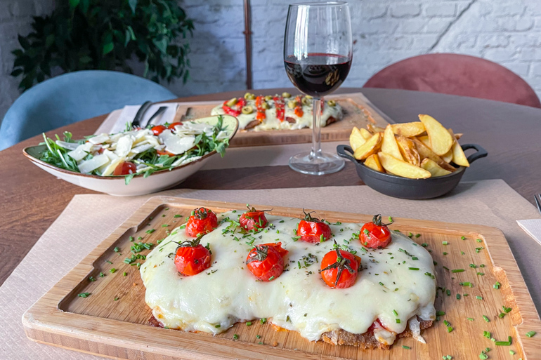Milanesa Social Club, el imperio del empanado con acento argentino
